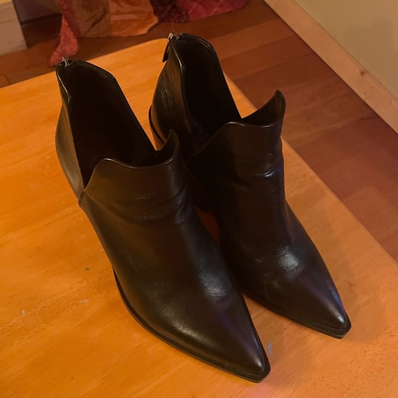Vince Camuto “Gidgeta” black leather pointed toe heeled ankle boots size 10 - Picture 2 of 8